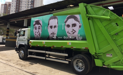 Caminh&otilde;es estampados com o rosto dos coletores de lixo valorizam os profissionais