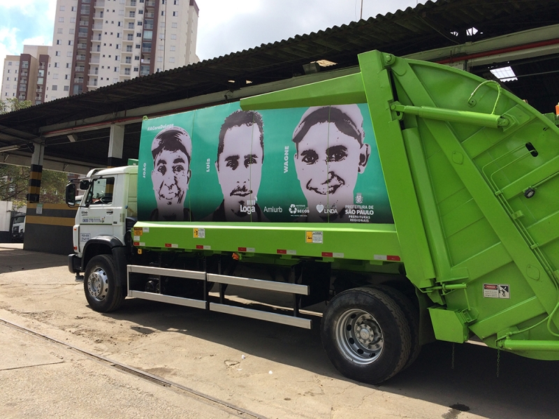 Caminh&otilde;es estampados com o rosto dos coletores de lixo valorizam os profissionais
